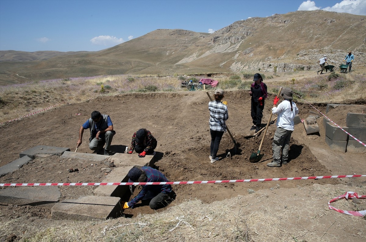 Urartular döneminde, Bitlis'in Adilcevaz ilçesinde, Süphan Dağı eteğinde Adilcevaz, Malazgirt...