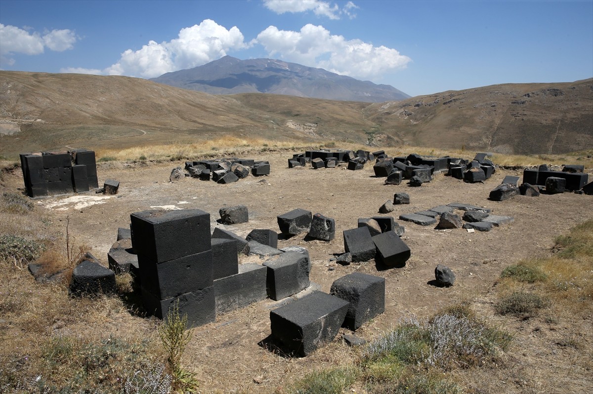 Urartular döneminde, Bitlis'in Adilcevaz ilçesinde, Süphan Dağı eteğinde Adilcevaz, Malazgirt...