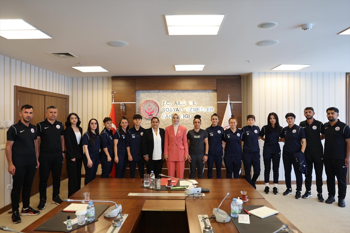 Aile ve Sosyal Hizmetler Bakanı Mahinur Özdemir Göktaş, kadın futboluna destek vermek ve kız...