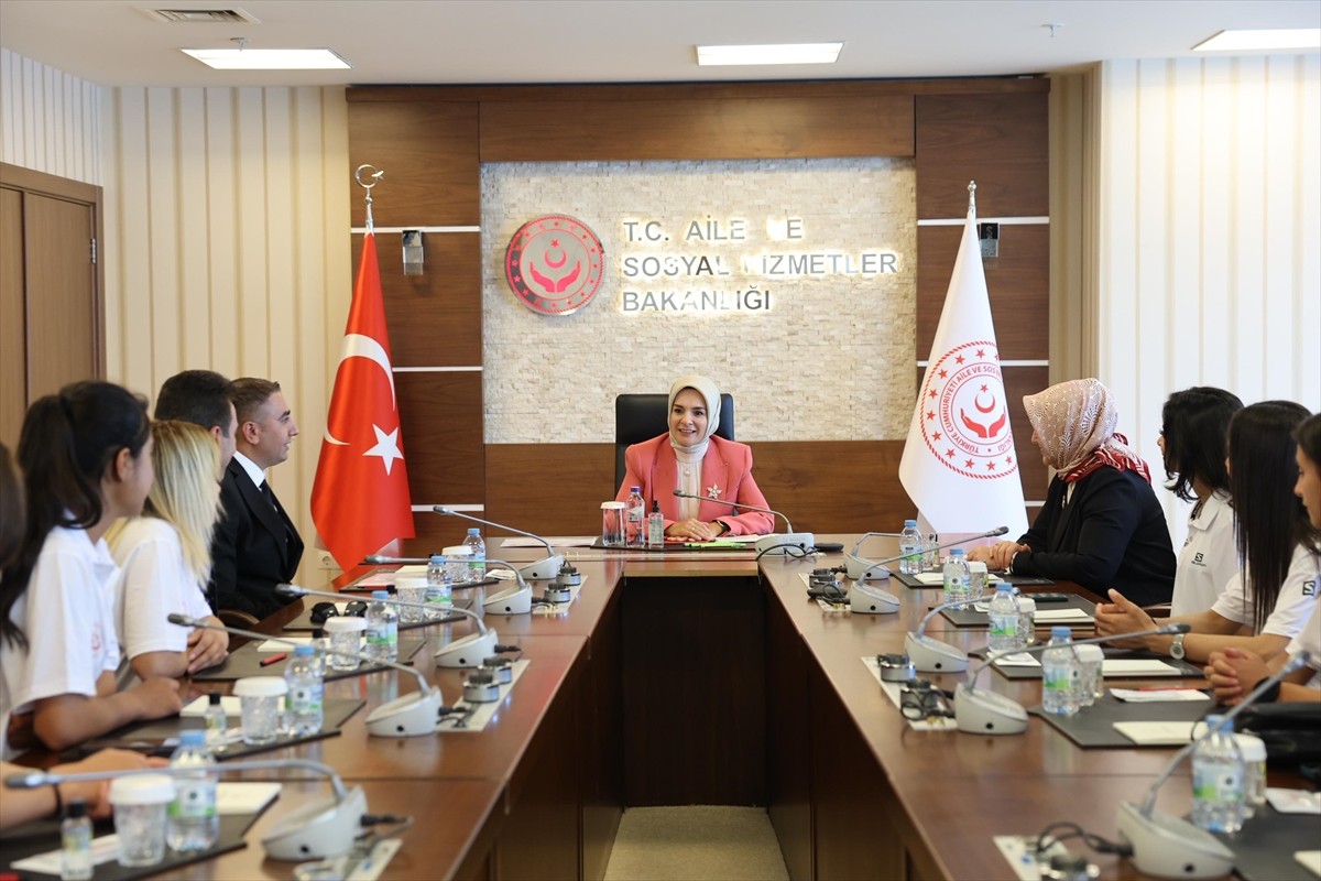 Aile ve Sosyal Hizmetler Bakanı Mahinur Özdemir Göktaş, kadın futboluna destek vermek ve kız...