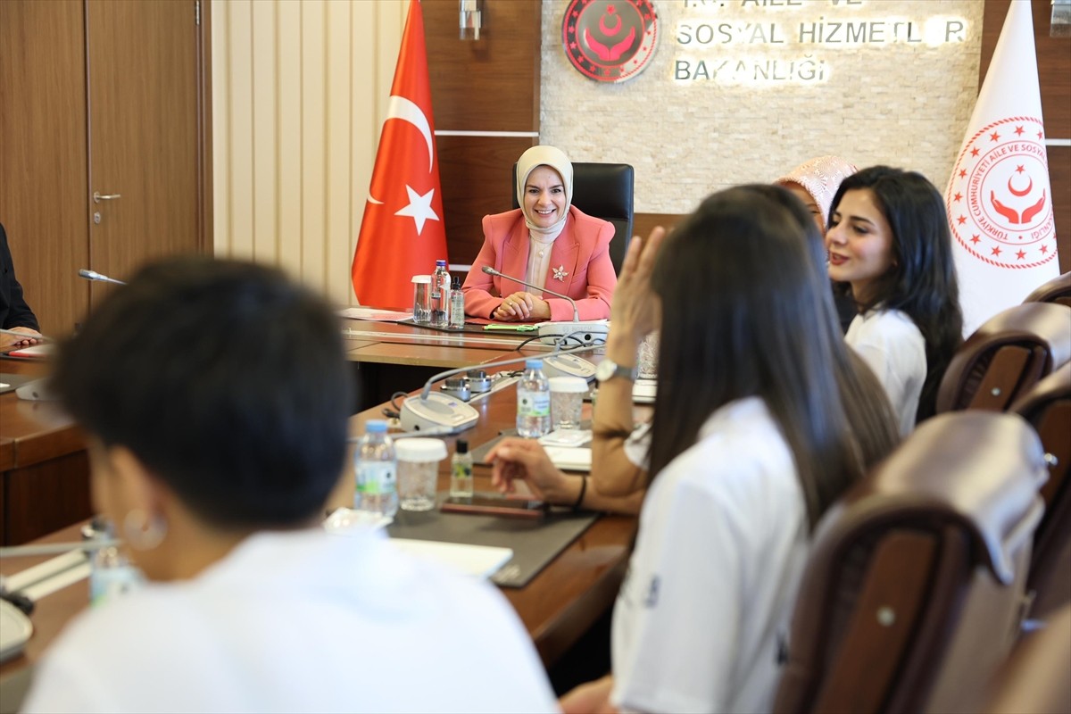 Aile ve Sosyal Hizmetler Bakanı Mahinur Özdemir Göktaş, kadın futboluna destek vermek ve kız...