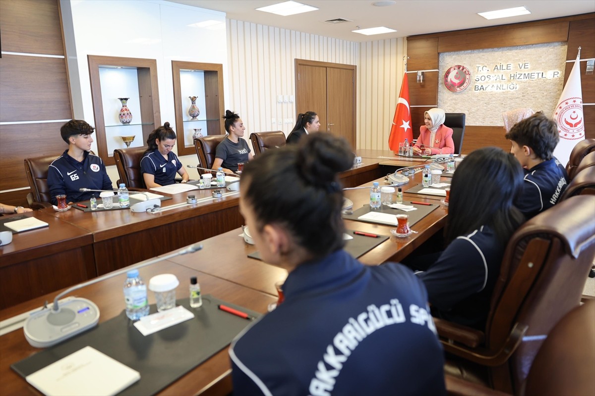 Aile ve Sosyal Hizmetler Bakanı Mahinur Özdemir Göktaş, kadın futboluna destek vermek ve kız...