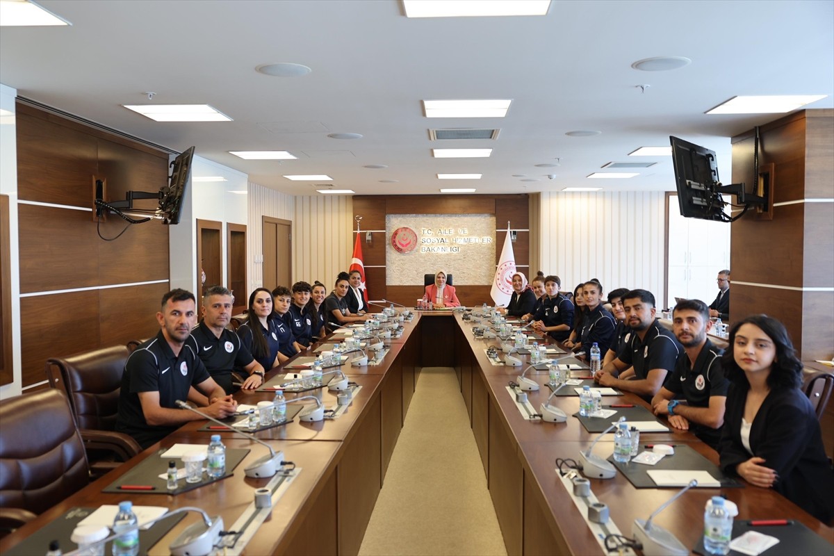 Aile ve Sosyal Hizmetler Bakanı Mahinur Özdemir Göktaş, kadın futboluna destek vermek ve kız...