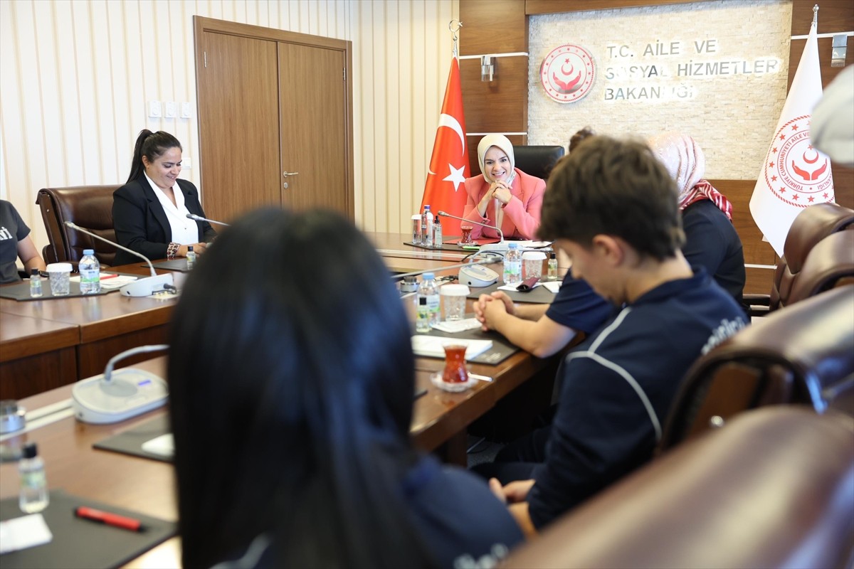 Aile ve Sosyal Hizmetler Bakanı Mahinur Özdemir Göktaş, kadın futboluna destek vermek ve kız...