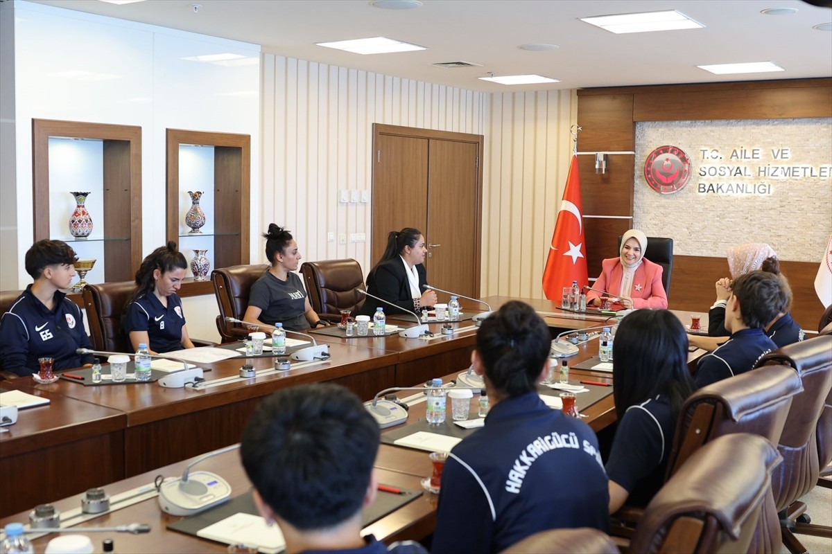 Aile ve Sosyal Hizmetler Bakanı Mahinur Özdemir Göktaş, kadın futboluna destek vermek ve kız...