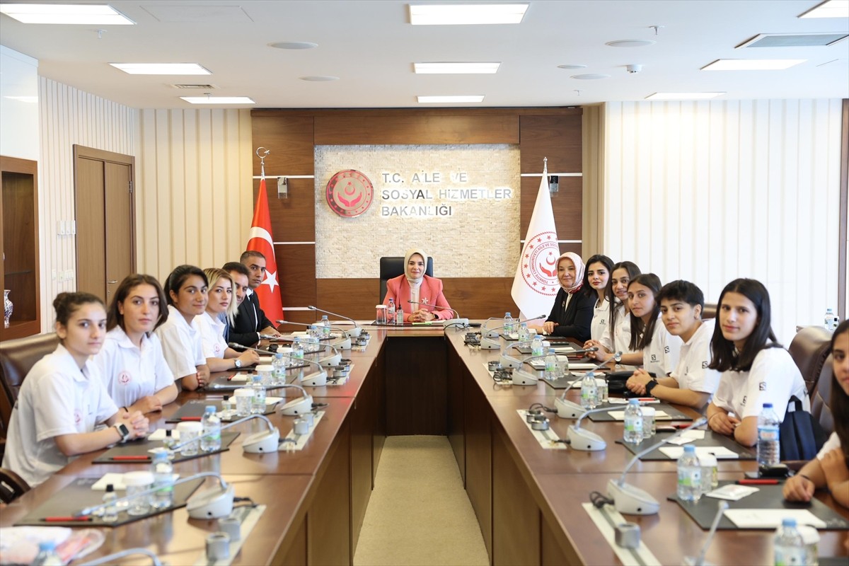 Aile ve Sosyal Hizmetler Bakanı Mahinur Özdemir Göktaş, kadın futboluna destek vermek ve kız...