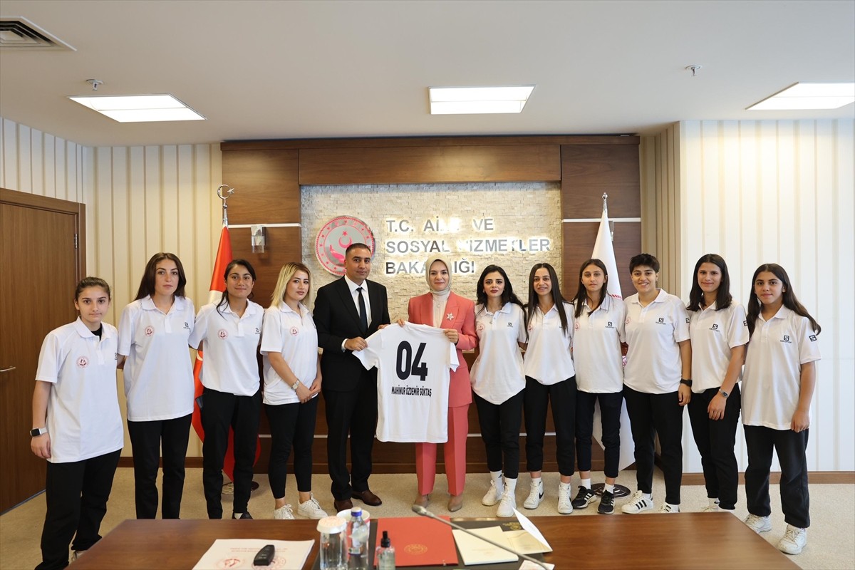 Aile ve Sosyal Hizmetler Bakanı Mahinur Özdemir Göktaş, kadın futboluna destek vermek ve kız...