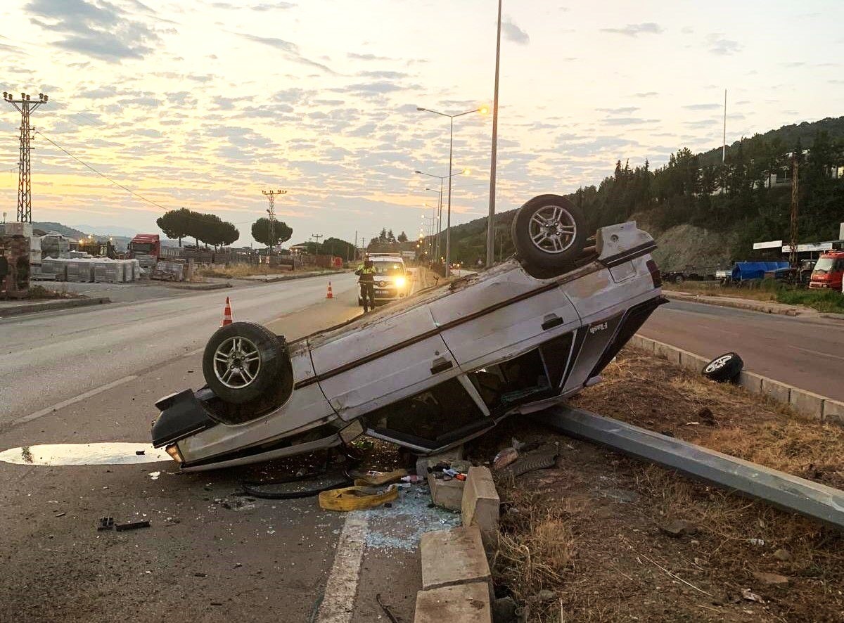 Amasya'nın Taşova ilçesinde, otomobilin aydınlatma direğine çarpması sonucu 4 kişi yaralandı. Olay...