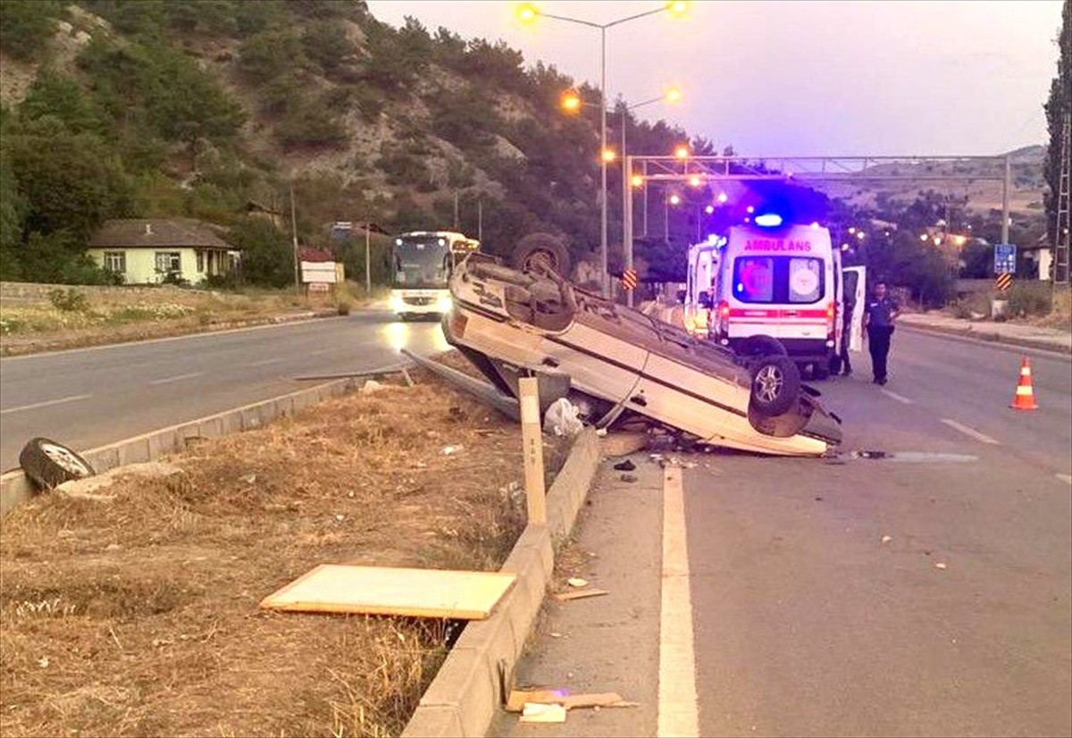 Amasya'nın Taşova ilçesinde, otomobilin aydınlatma direğine çarpması sonucu 4 kişi yaralandı. Olay...