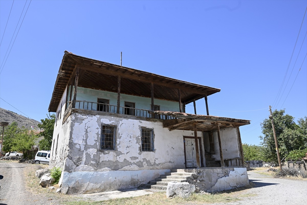 Ankara'nın Kalecik ilçesindeki ahşap ve duvar süslemeleriyle dikkati çeken eski köy camileri...