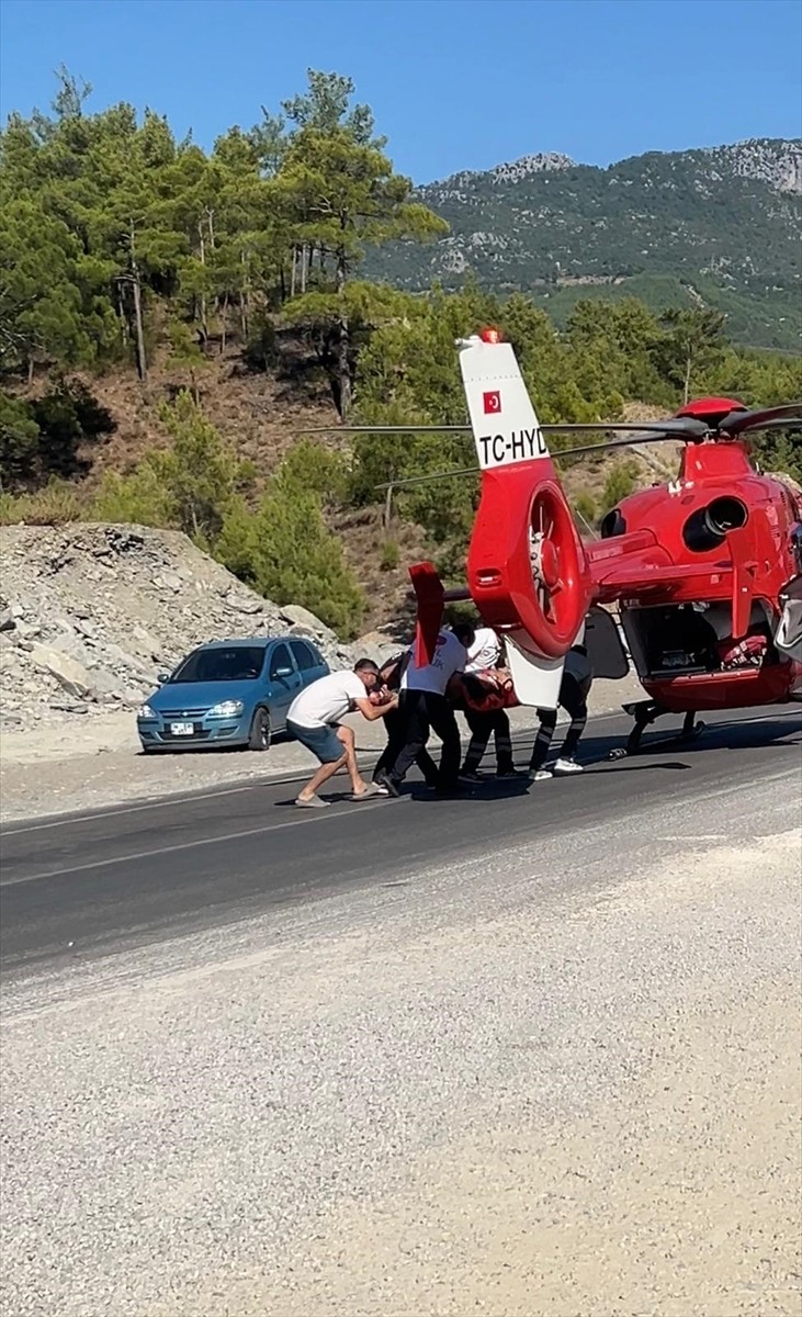 Antalya'nın Manavgat ilçesinde, kanyonda düşerek yaralanan tatilci, ambulans helikopterle...