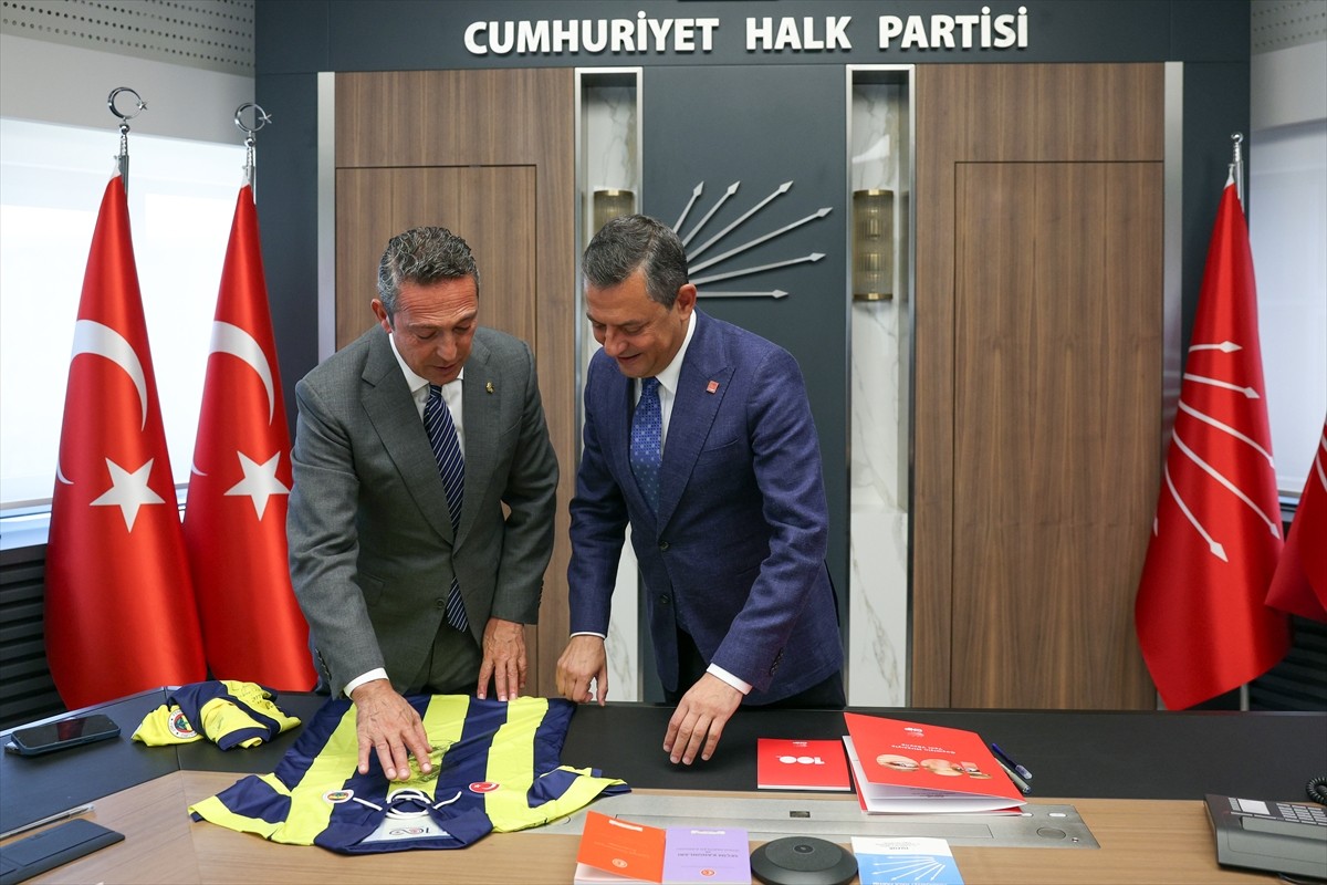 CHP Genel Başkanı Özgür Özel (sağda), Fenerbahçe Spor Kulübü Başkanı Ali Koç (solda) ve Yönetim...