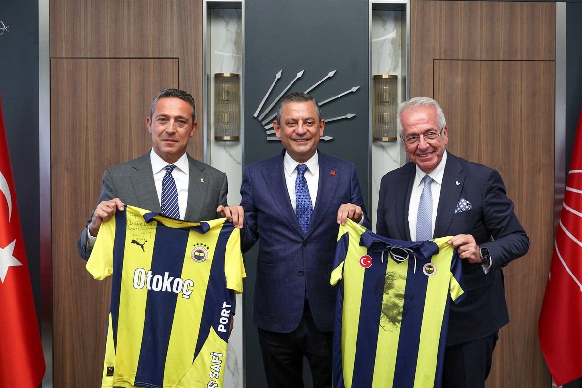 CHP Genel Başkanı Özgür Özel (sağda), Fenerbahçe Spor Kulübü Başkanı Ali Koç (solda) ve Yönetim...