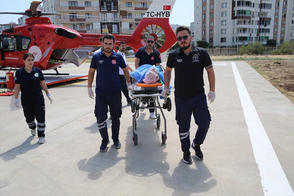 Diyarbakır'ın Dicle ilçesinde trafik kazasında yaralanan 79 yaşındaki kadın, ambulans helikopterle...