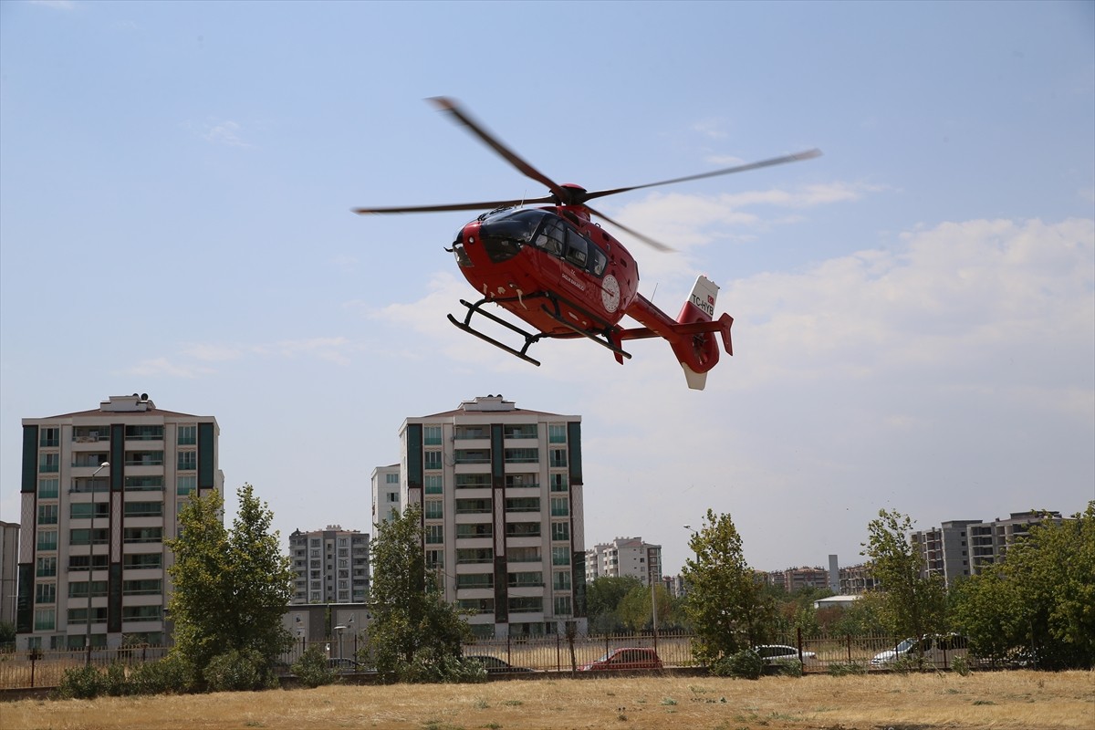 Diyarbakır'ın Dicle ilçesinde trafik kazasında yaralanan 79 yaşındaki kadın, ambulans helikopterle...