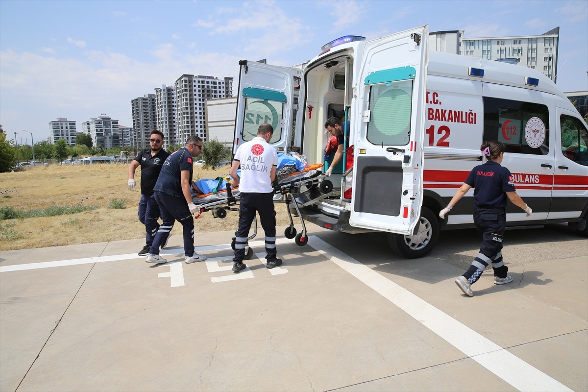 Diyarbakır'ın Dicle ilçesinde trafik kazasında yaralanan 79 yaşındaki kadın, ambulans helikopterle...