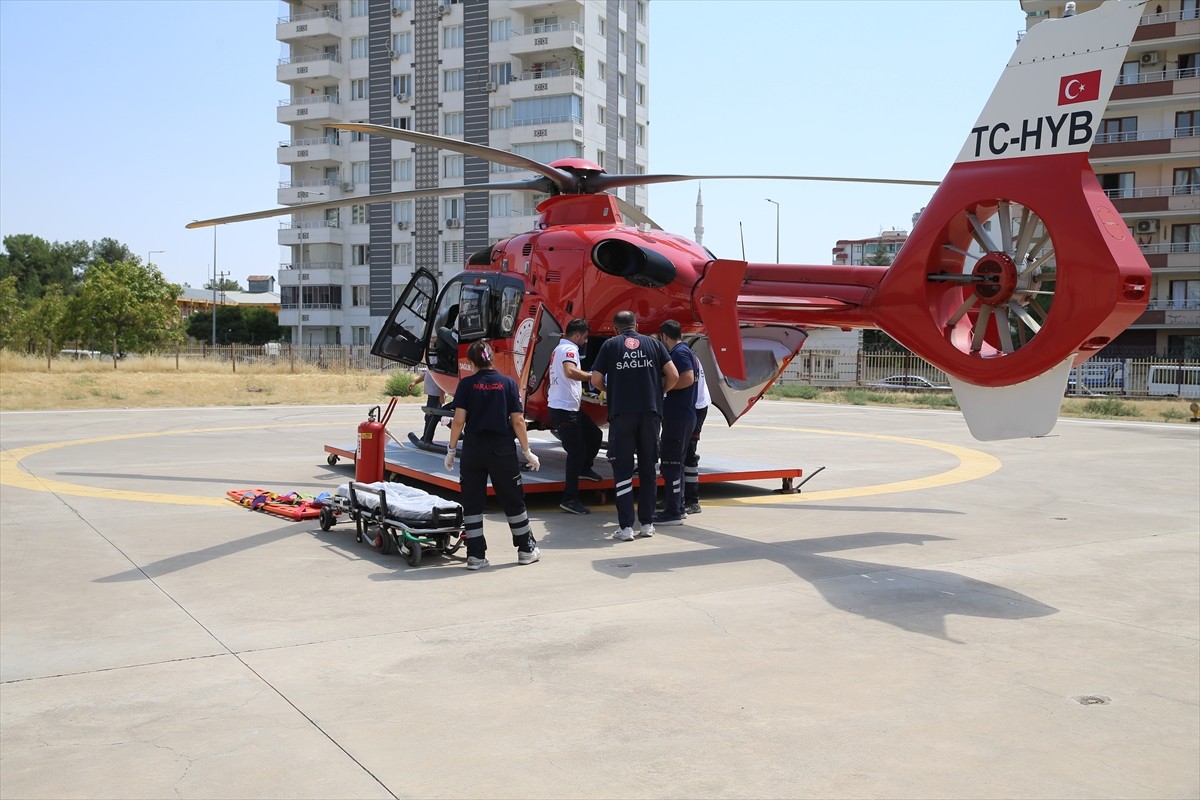 Diyarbakır'ın Dicle ilçesinde trafik kazasında yaralanan 79 yaşındaki kadın, ambulans helikopterle...