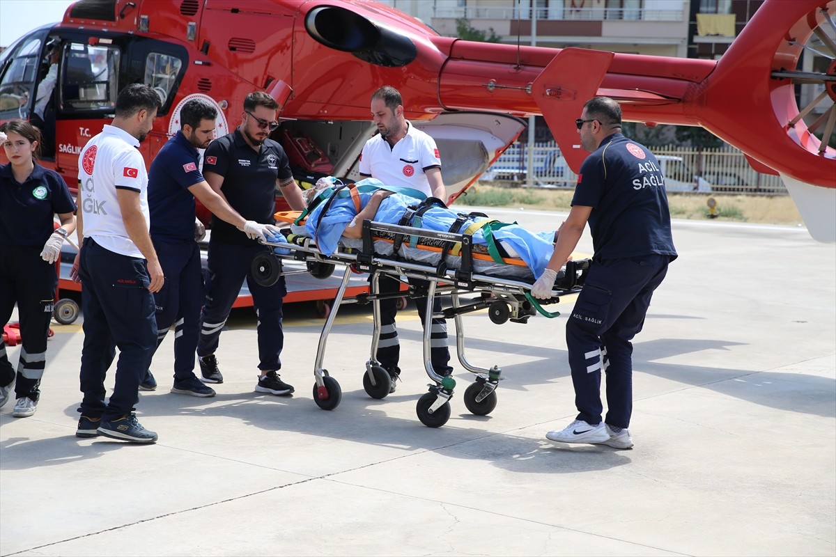 Diyarbakır'ın Dicle ilçesinde trafik kazasında yaralanan 79 yaşındaki kadın, ambulans helikopterle...