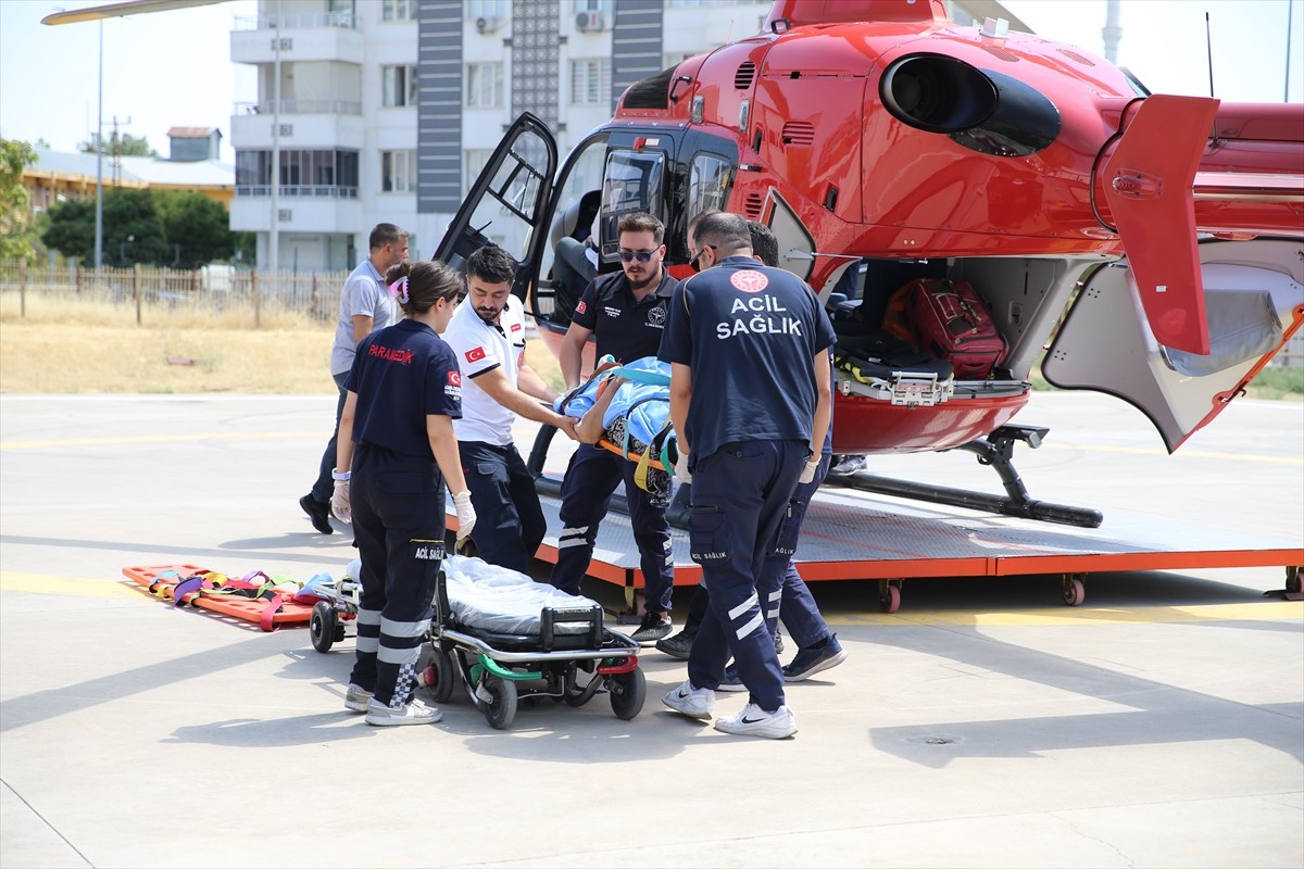 Diyarbakır'ın Dicle ilçesinde trafik kazasında yaralanan 79 yaşındaki kadın, ambulans helikopterle...