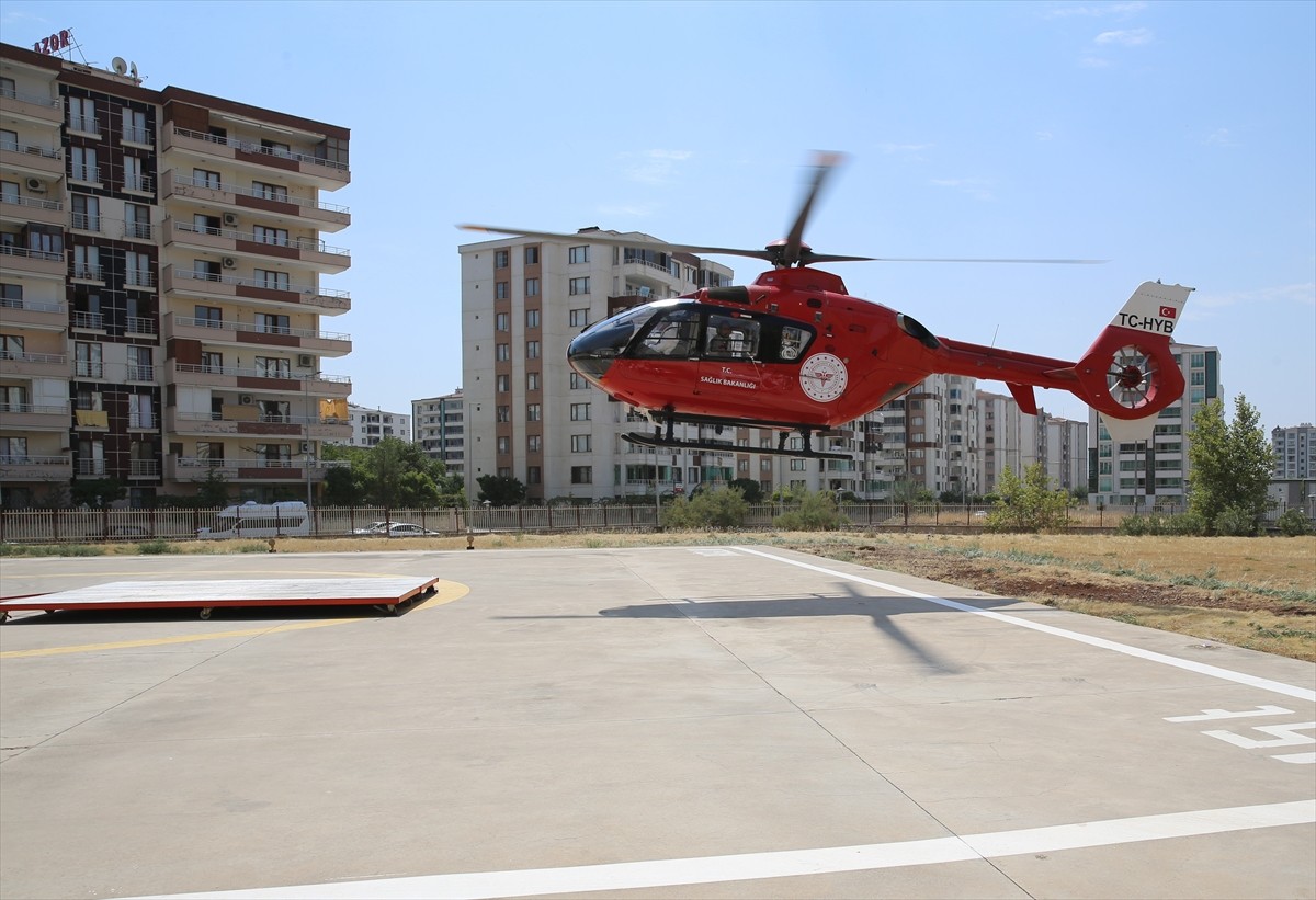 Diyarbakır'ın Dicle ilçesinde trafik kazasında yaralanan 79 yaşındaki kadın, ambulans helikopterle...