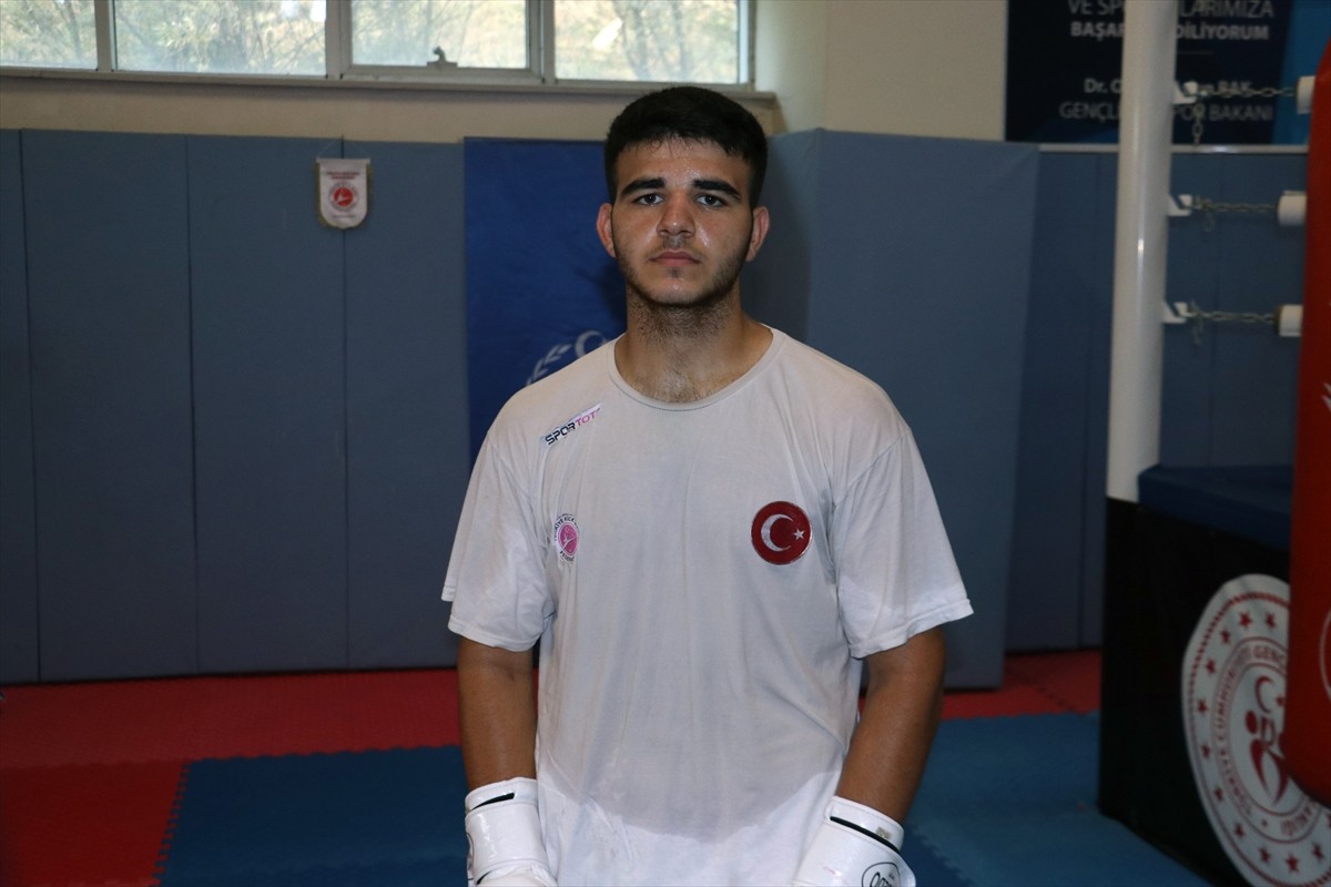 Dünya ikincisi milli kick boksçu Şevket Arslan, Gençler Kick Boks Dünya Şampiyonası'ndan altın...