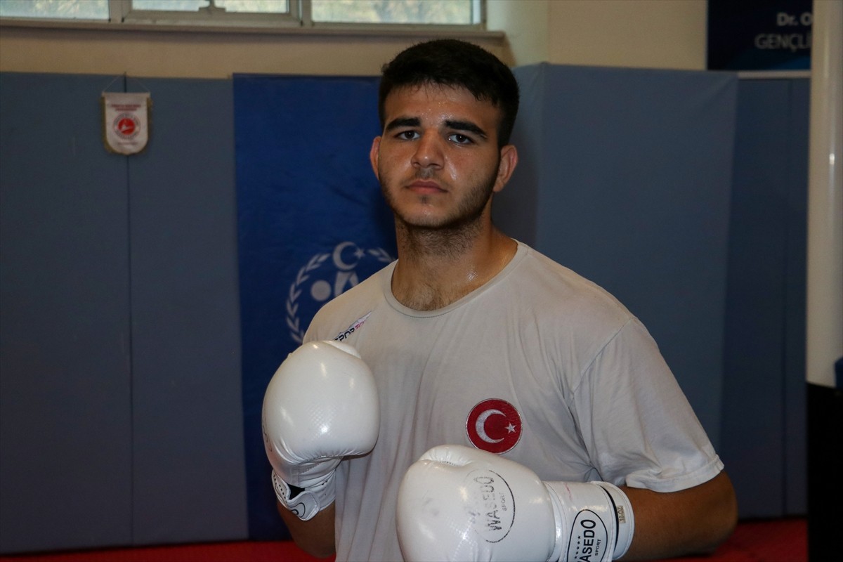 Dünya ikincisi milli kick boksçu Şevket Arslan, Gençler Kick Boks Dünya Şampiyonası'ndan altın...