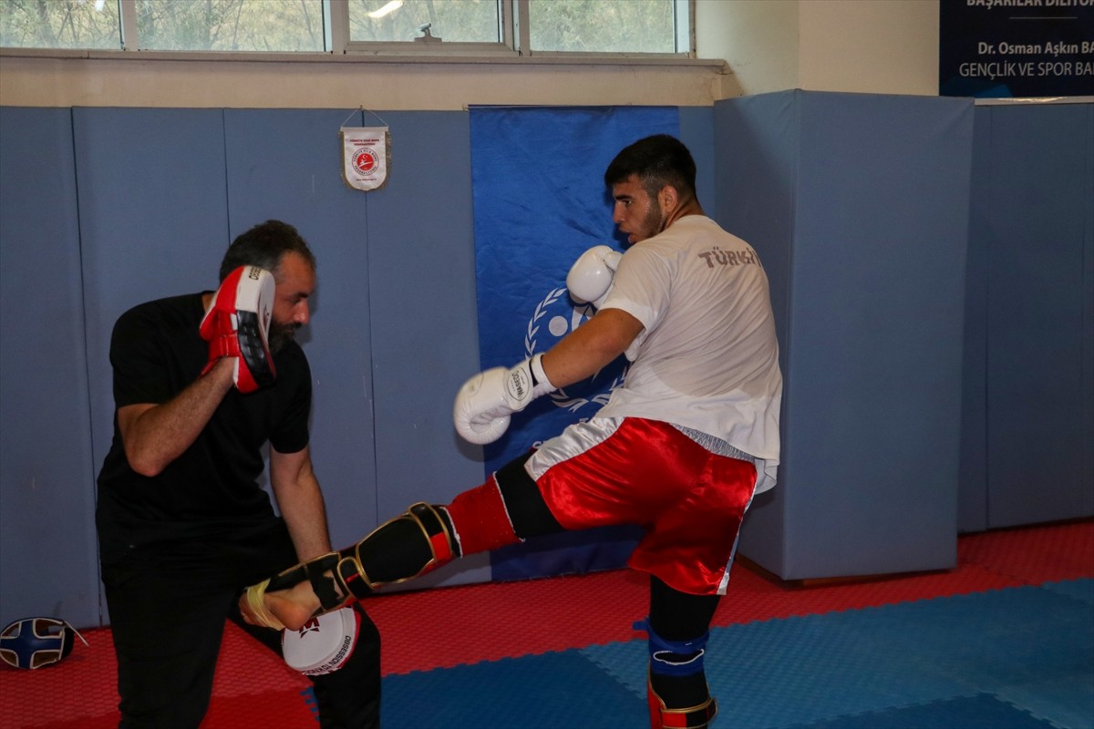 Dünya ikincisi milli kick boksçu Şevket Arslan, Gençler Kick Boks Dünya Şampiyonası'ndan altın...