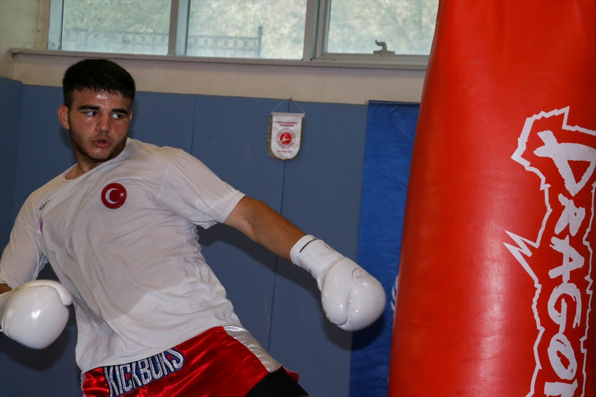 Dünya ikincisi milli kick boksçu Şevket Arslan, Gençler Kick Boks Dünya Şampiyonası'ndan altın...