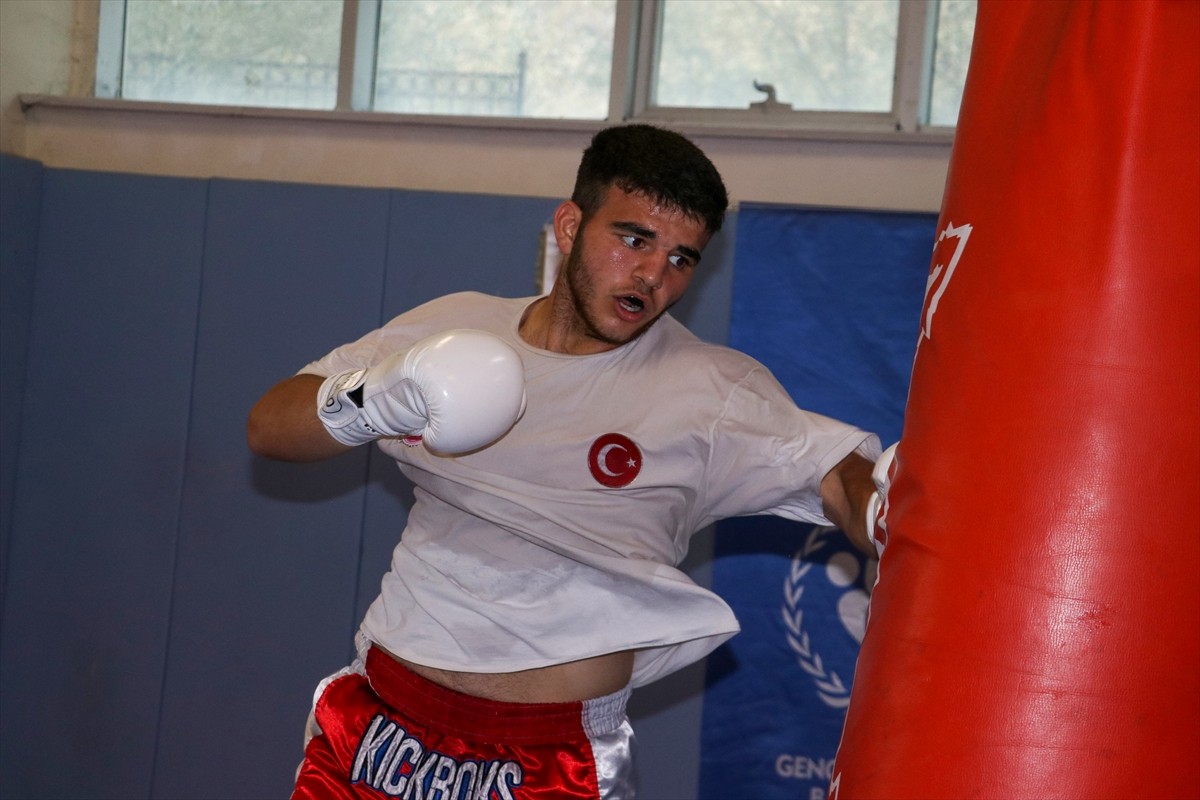 Dünya ikincisi milli kick boksçu Şevket Arslan, Gençler Kick Boks Dünya Şampiyonası'ndan altın...