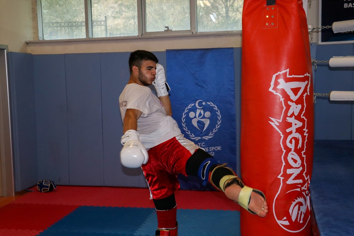 Dünya ikincisi milli kick boksçu Şevket Arslan, Gençler Kick Boks Dünya Şampiyonası'ndan altın...