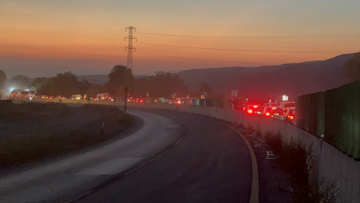 Düzce'nin Kaynaşlı ilçesinde 7 aracın karıştığı zincirleme trafik kazasında 1 kişi öldü, 7 kişi...