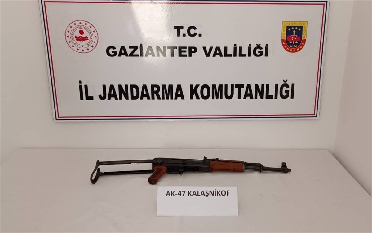 Gaziantep'te kaçak akaryakıt ticareti yapan 4 kişi yakalandı. Operasyonda 1 uzun namlulu silah ele...