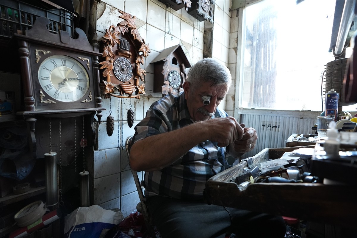 Iraklı saat tamircisi Seyyid Muhammed Araci, başkent Bağdat'ta 54 yıldır vaktini "başkalarının...