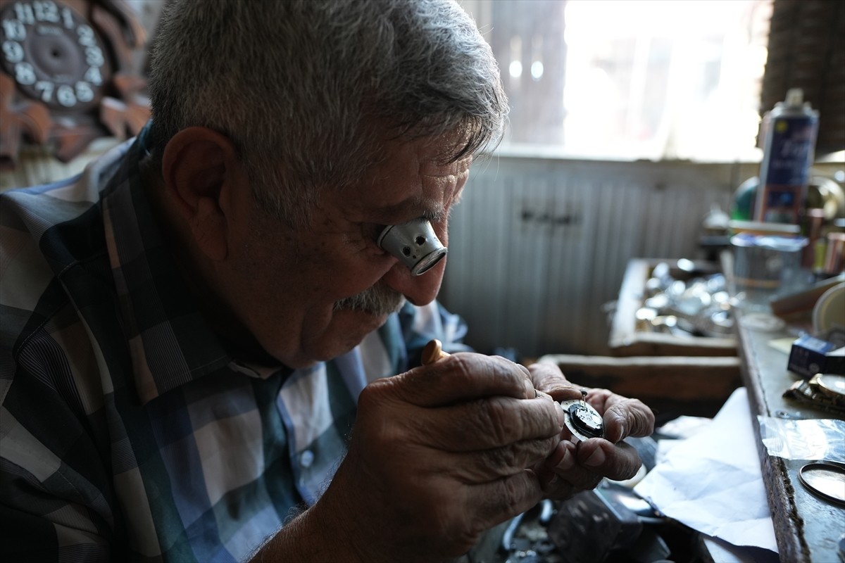 Iraklı saat tamircisi Seyyid Muhammed Araci, başkent Bağdat'ta 54 yıldır vaktini "başkalarının...