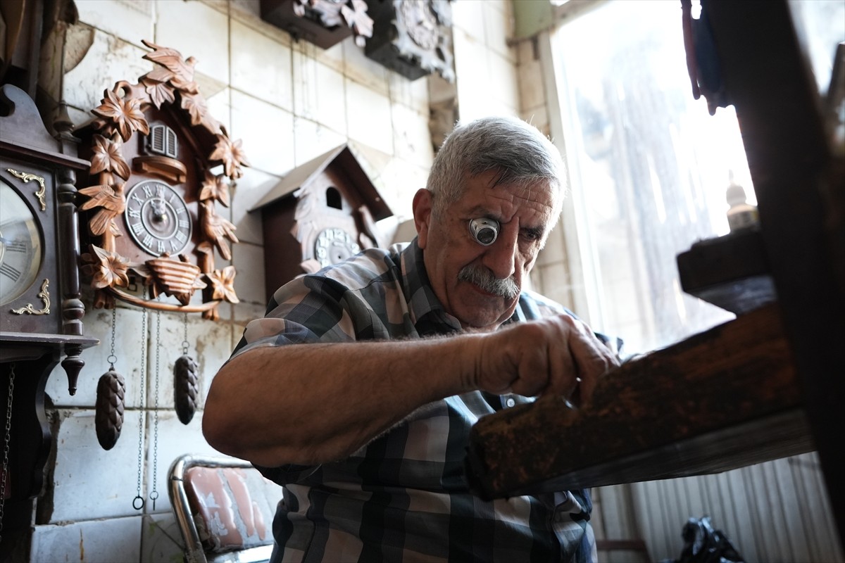 Iraklı saat tamircisi Seyyid Muhammed Araci, başkent Bağdat'ta 54 yıldır vaktini "başkalarının...