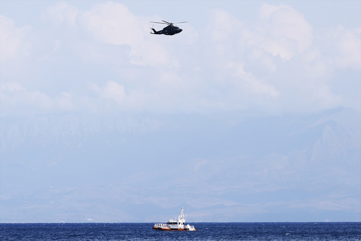 İtalya'nın Palermo kenti yakınlarında 56 metre uzunluğunda yelkenli bir gezi teknesinin fırtına...