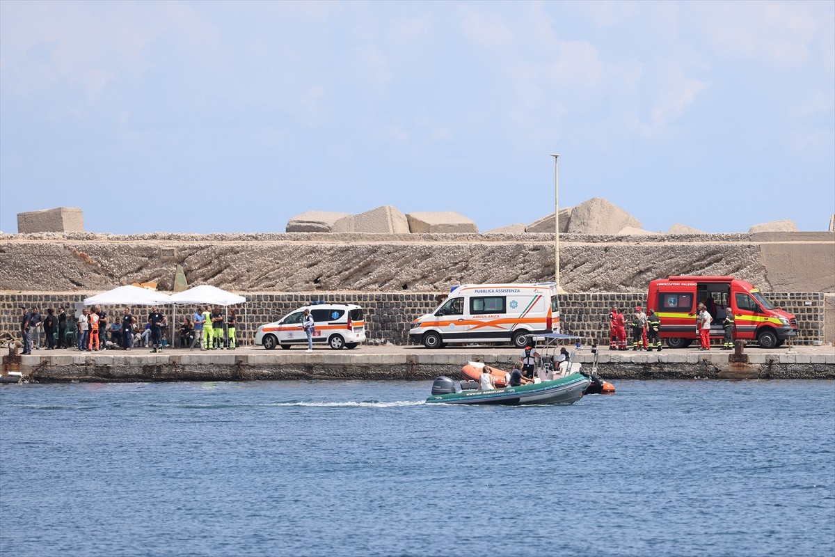 İtalya'nın Palermo kenti yakınlarında 56 metre uzunluğunda yelkenli bir gezi teknesinin fırtına...