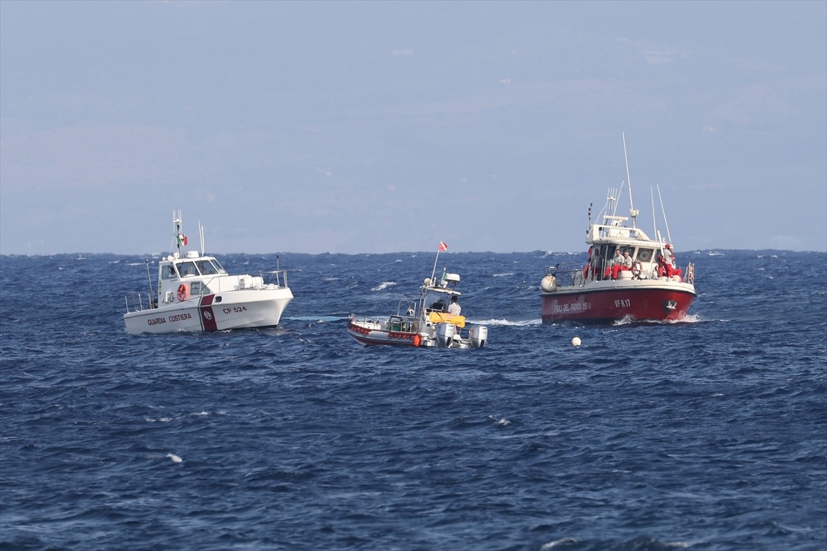 İtalya'nın Palermo kenti yakınlarında 56 metre uzunluğunda yelkenli bir gezi teknesinin fırtına...