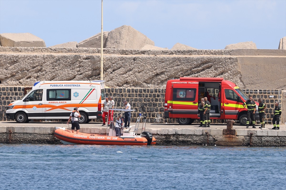 İtalya'nın Palermo kenti yakınlarında 56 metre uzunluğunda yelkenli bir gezi teknesinin fırtına...