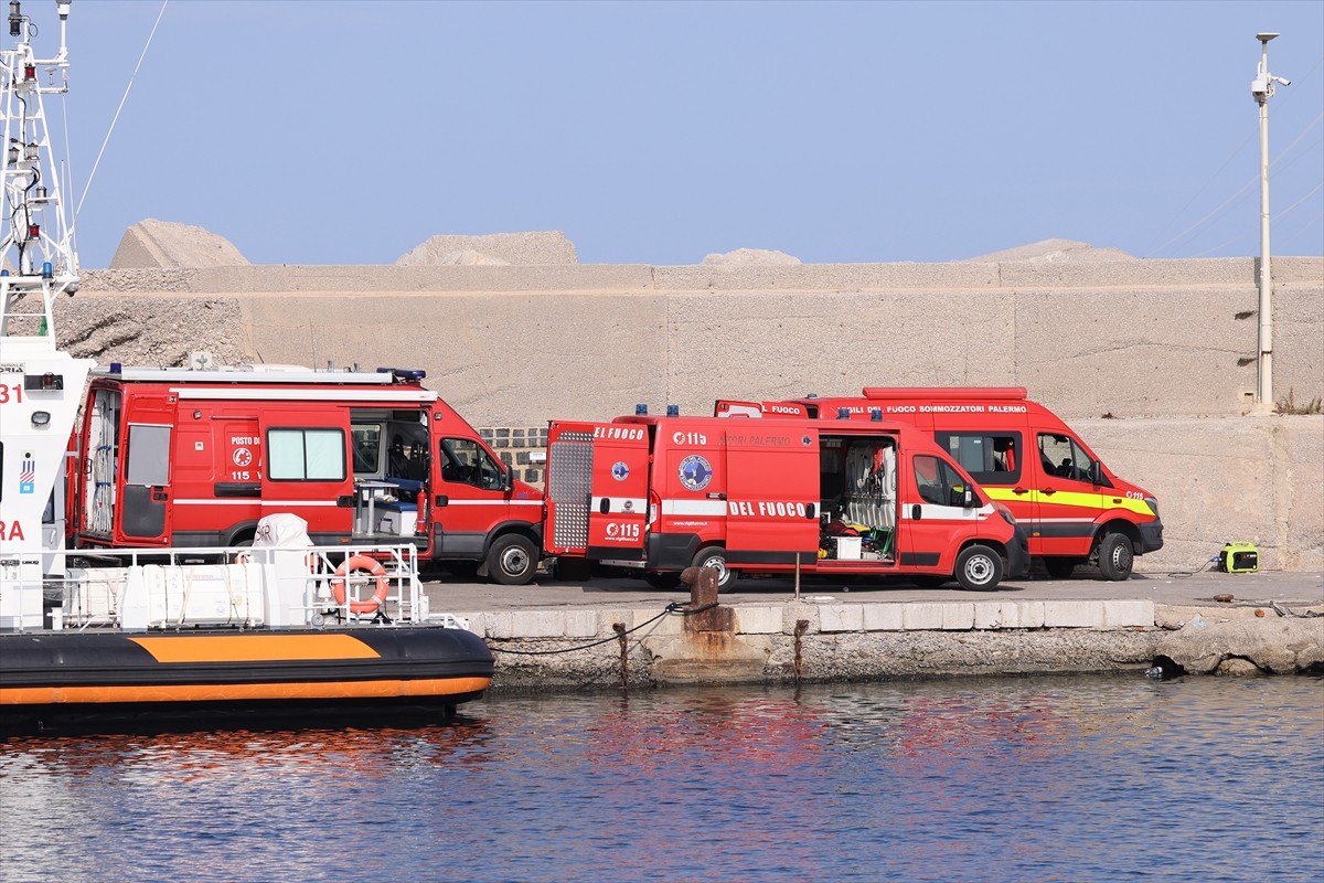 İtalya'nın Palermo kenti yakınlarında 56 metre uzunluğunda yelkenli bir gezi teknesinin fırtına...