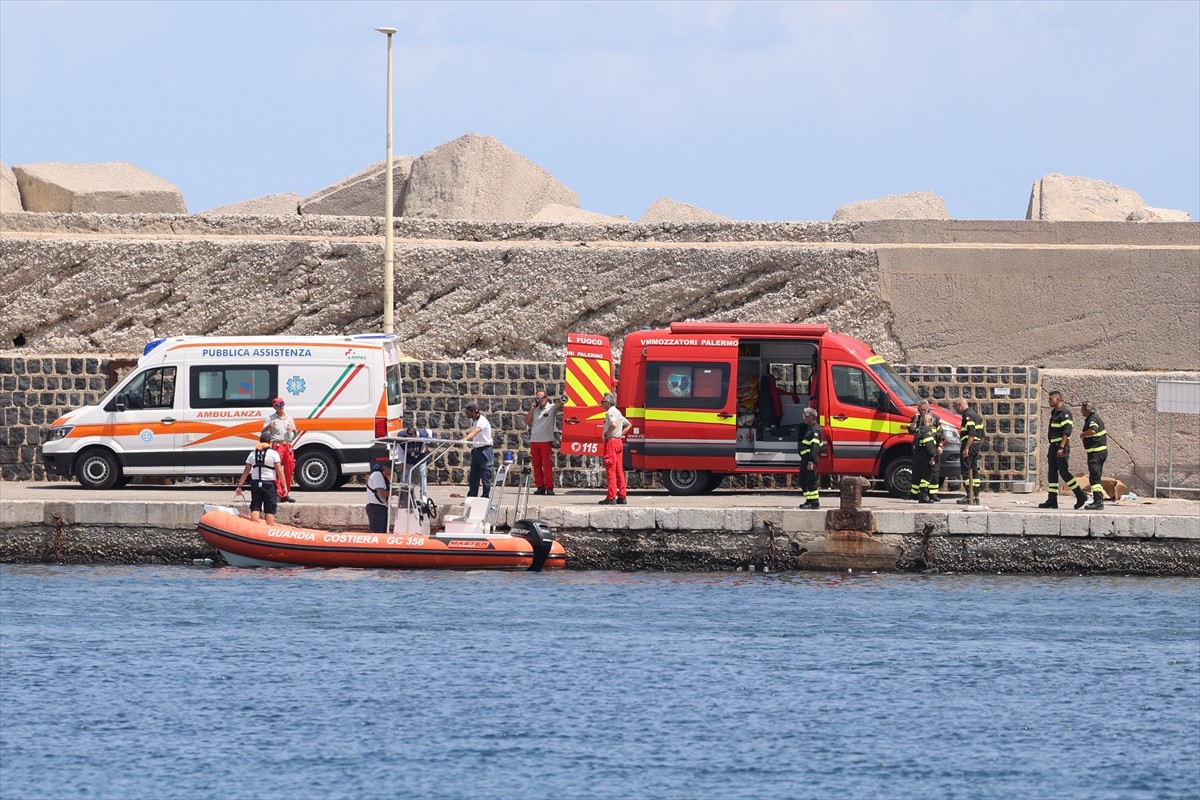 İtalya'nın Palermo kenti yakınlarında 56 metre uzunluğunda yelkenli bir gezi teknesinin fırtına...