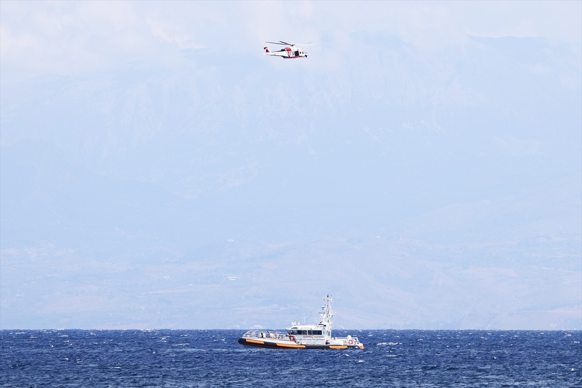 İtalya'nın Palermo kenti yakınlarında 56 metre uzunluğunda yelkenli bir gezi teknesinin fırtına...