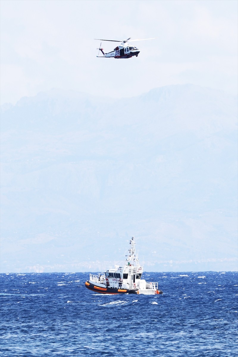 İtalya'nın Palermo kenti yakınlarında 56 metre uzunluğunda yelkenli bir gezi teknesinin fırtına...