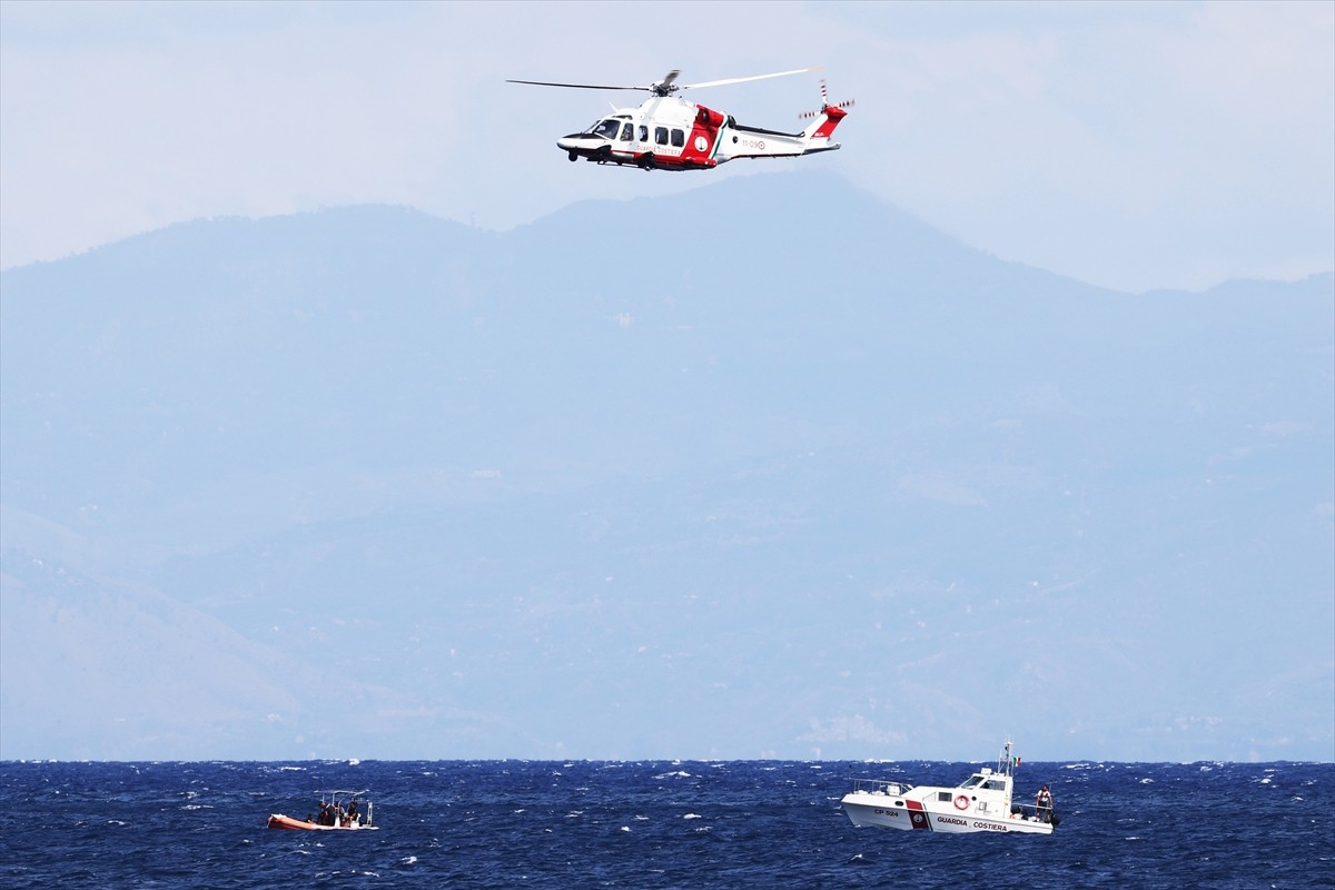 İtalya'nın Palermo kenti yakınlarında 56 metre uzunluğunda yelkenli bir gezi teknesinin fırtına...