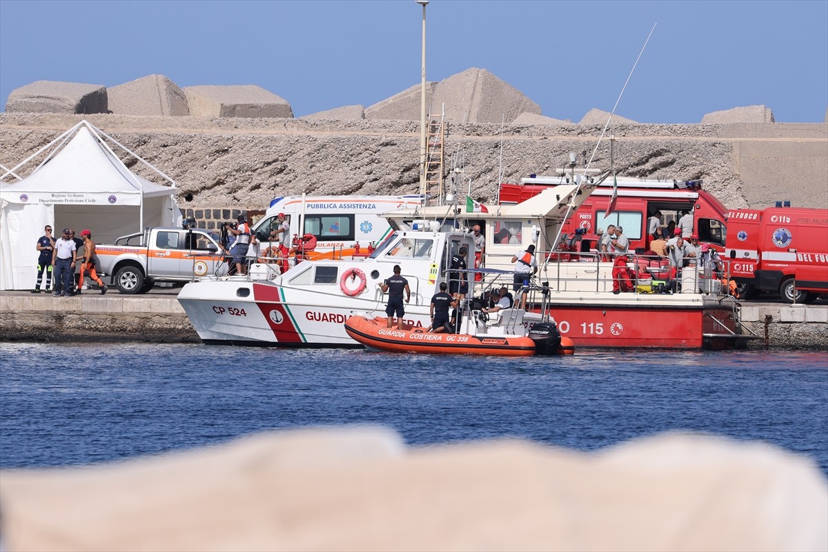 İtalya'nın Palermo kenti yakınlarında 56 metre uzunluğunda yelkenli bir gezi teknesinin fırtına...