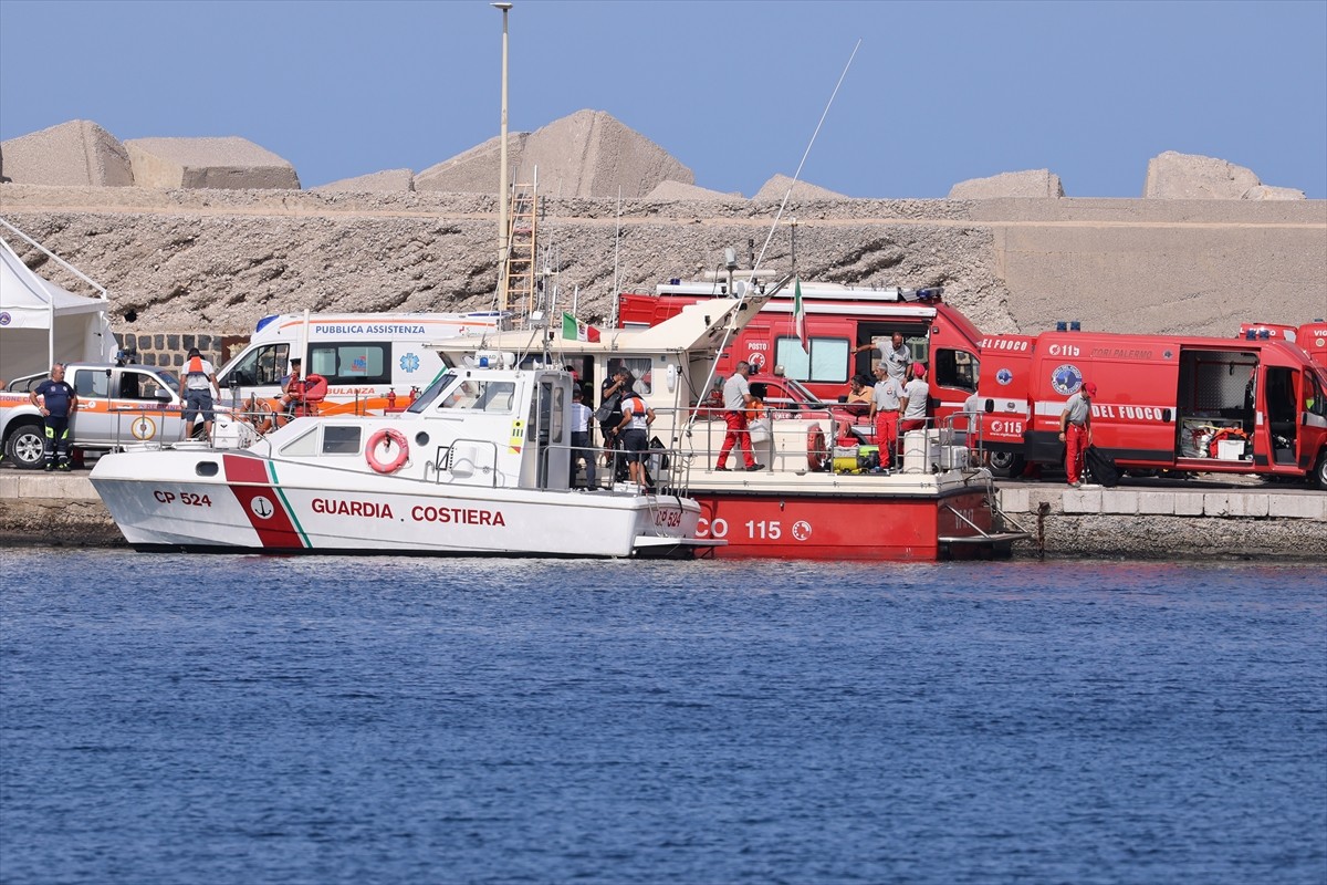 İtalya'nın Palermo kenti yakınlarında 56 metre uzunluğunda yelkenli bir gezi teknesinin fırtına...