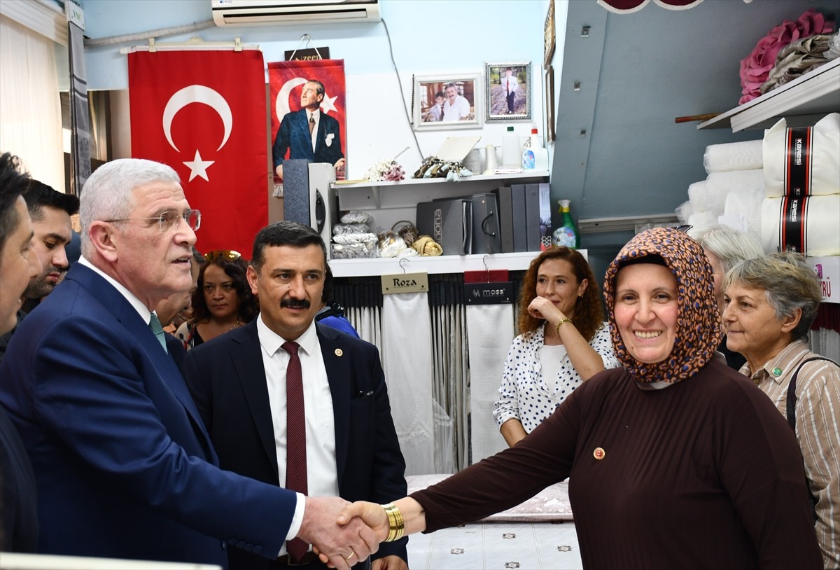 İYİ Parti Genel Başkanı Müsavat Dervişoğlu, Bursa'nın Karacabey ilçesindeki Atatürk Meydanı'nda...