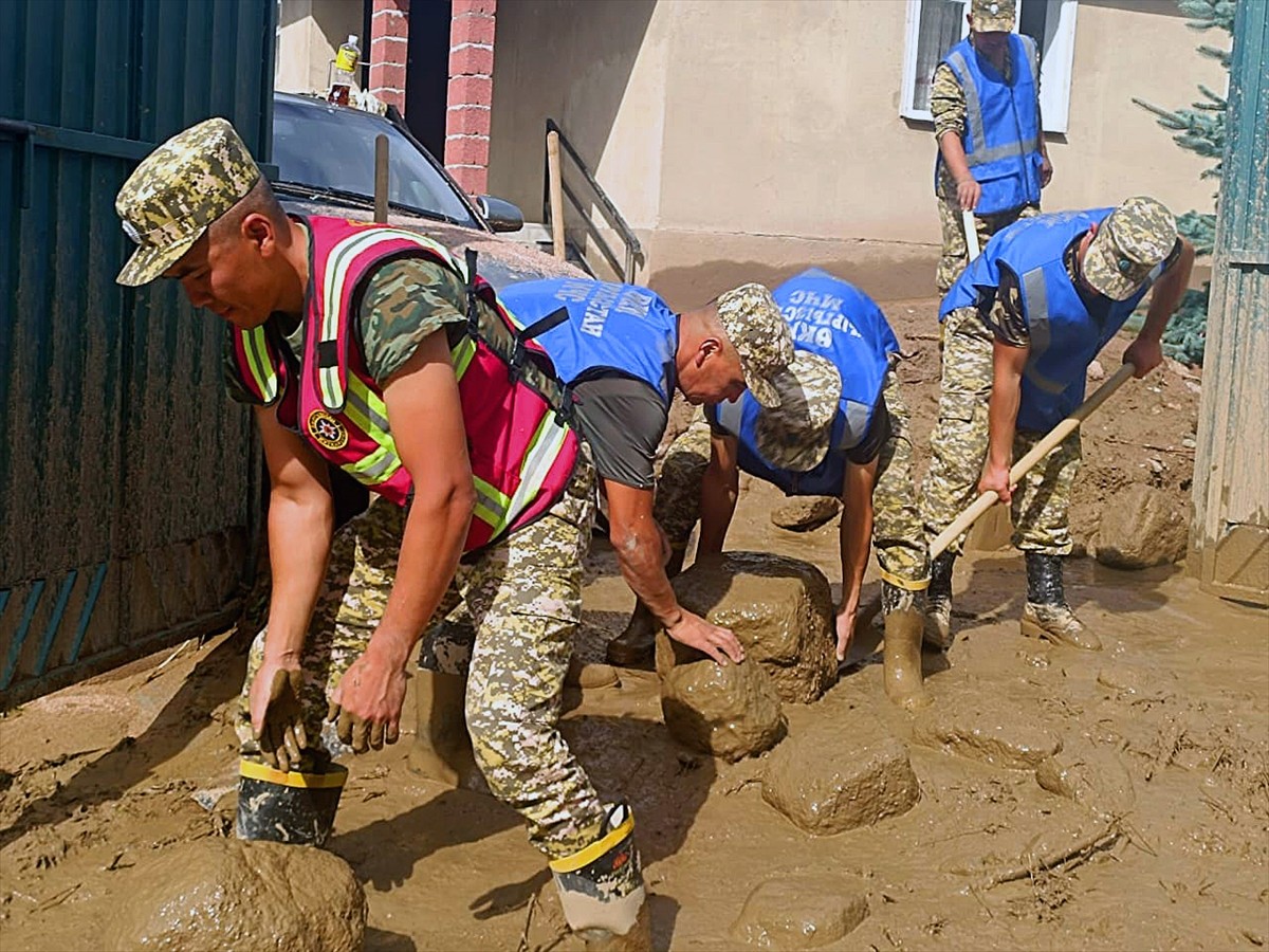 Kırgızistan'ın Issık Göl kıyısındaki tatil köylerinde aşırı yağış nedeniyle sel meydana geldi....