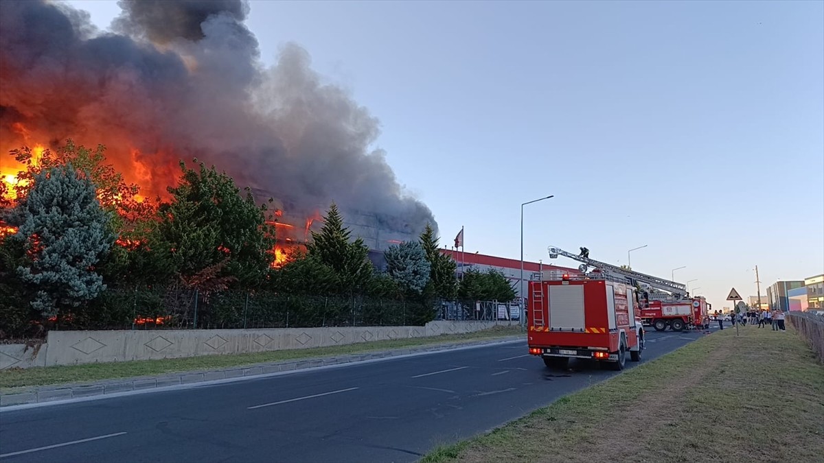 Tekirdağ'ın Çerkezköy ilçesinde plastik madde üretimi yapan fabrikada çıkan yangına müdahale...