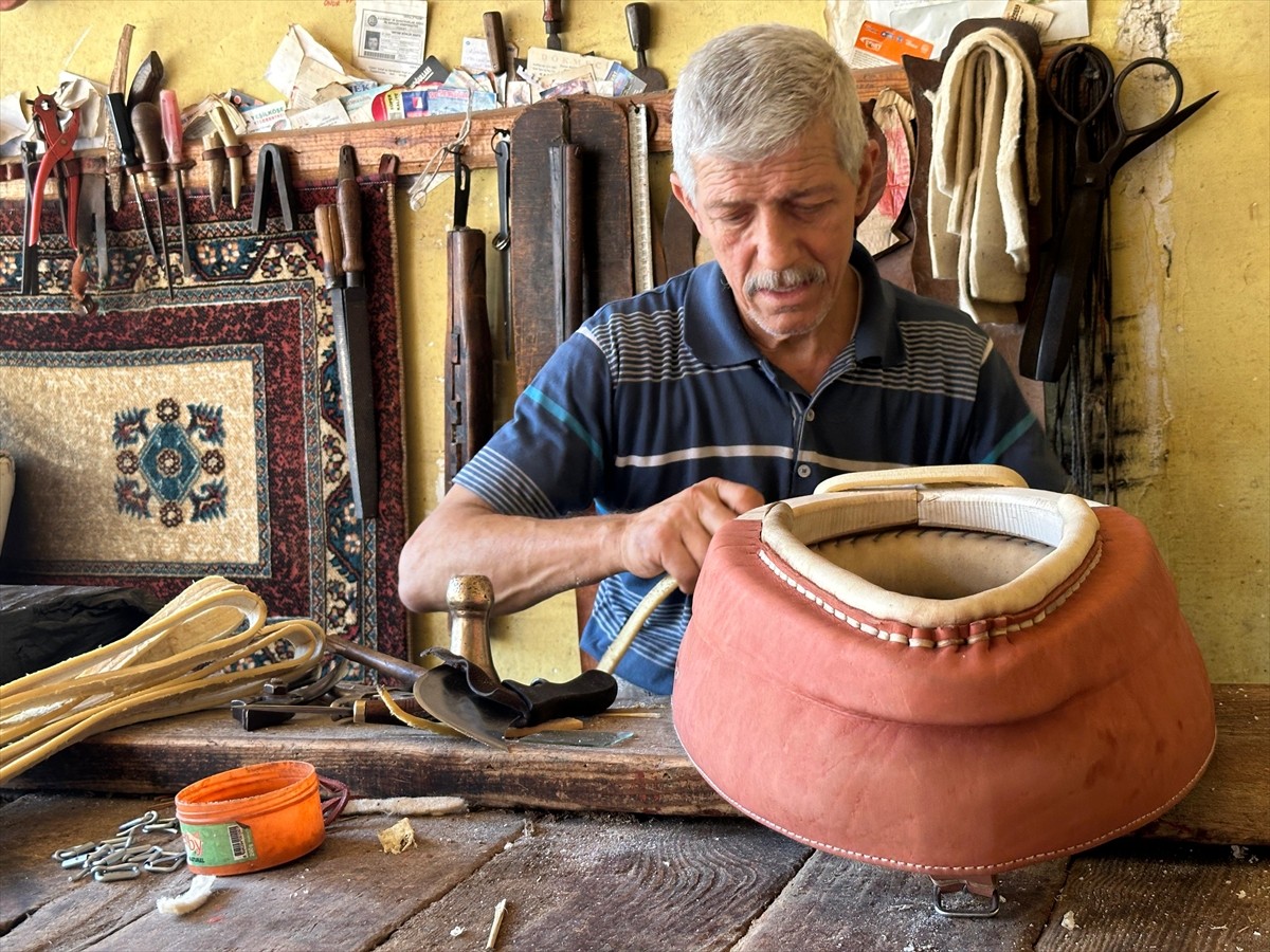 Tokatlı 60 yaşındaki saraç (koşum ve eyer takımları yapan kimse) Hüseyin Örükaya, babasından...